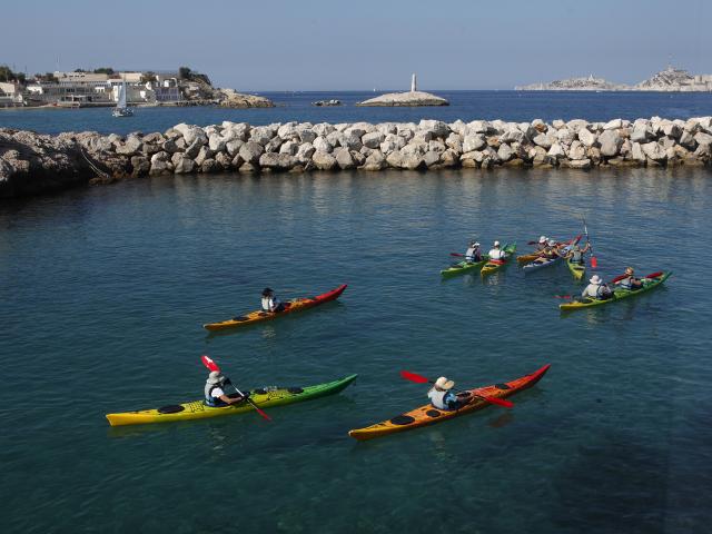 Activités Nautiques à Marseille, plusieurs personnes sur le plan d'eau en kayak des mers qui partent en balade