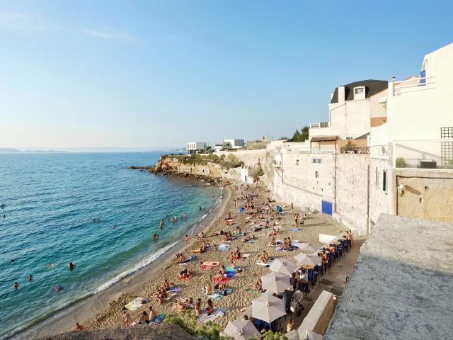 plage des phocéens à Marseille, baigneurs et monde sur la plage