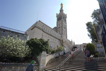 Notre Dame de la Garde, bas des escaliers