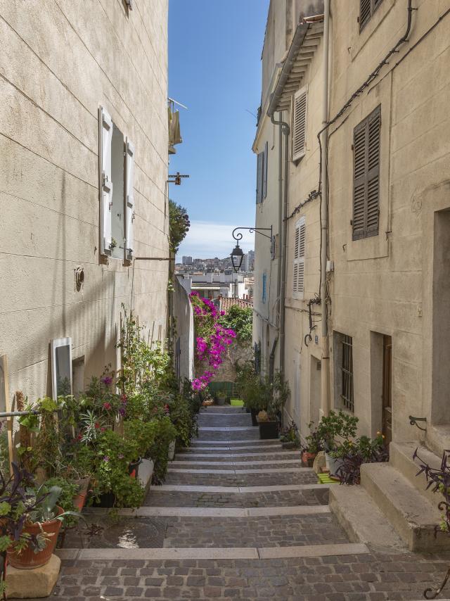Ruelles fleuries dans le quartier du Panier à Marseille