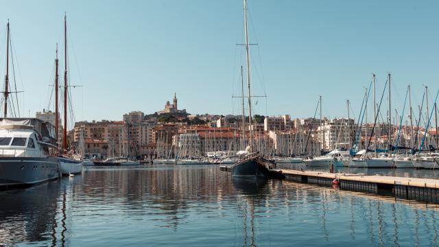 Vieux-Port de MArseille vue sur les bateau et Notre Dame de la Garde