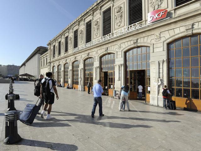 Voyageurs dur l'esplanade de la Gare Saint-Charles à Marseille