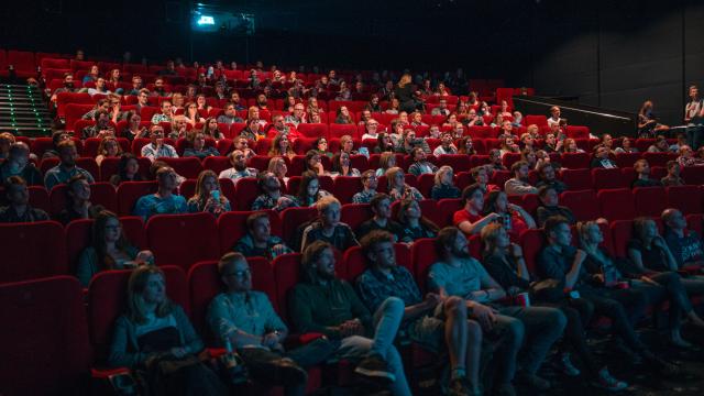 Salle de cinéma avec des spectateurs