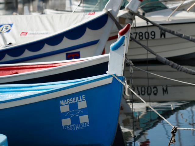 Bateaux traditionnels dans le port du quartier de l'Estaque à Marseille