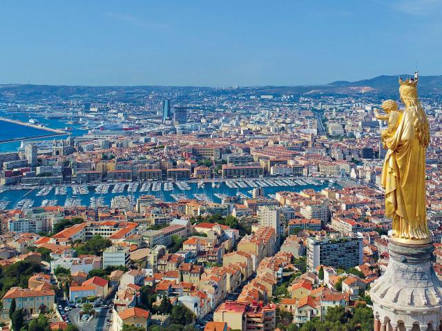 Vue aérienne sur Marseille et le vieux port, depuis Notre Dame de la Garde