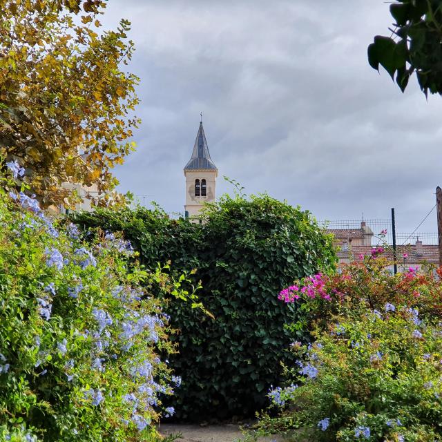 fleurs et verdure et clocher dans le village de l'Estaque