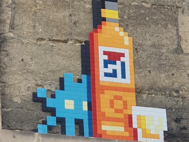 Mosaïque Space Invader à Marseille Bouteille de Pastis 51 et verre