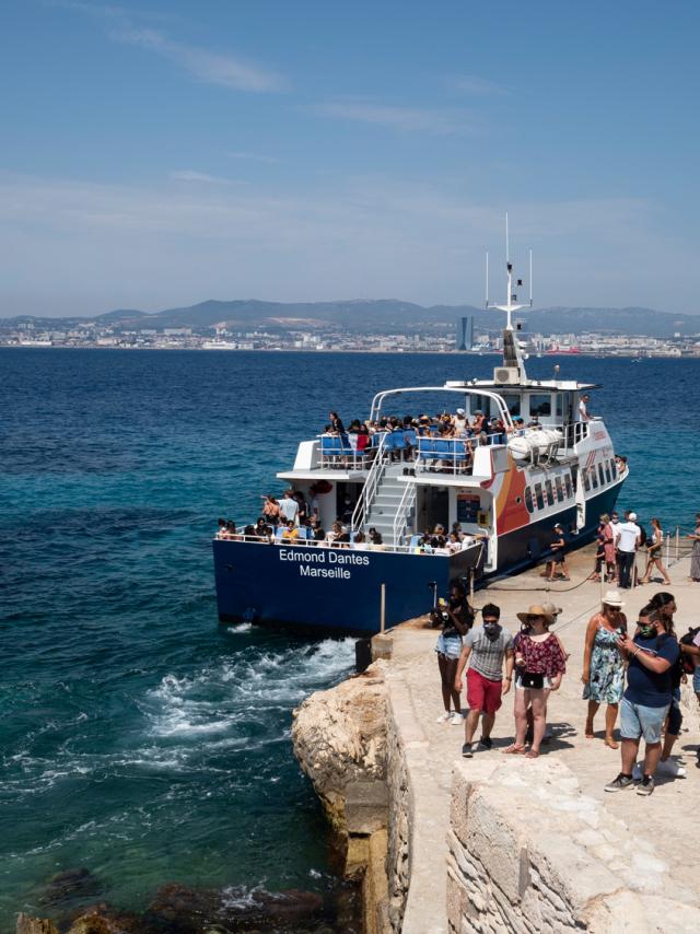 Arrivée du bateau navette sur le quai de l'île du Chateau d'If