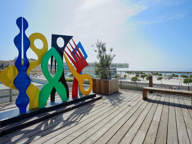 sculpture sur la terrasse du Musée Regards de Provence