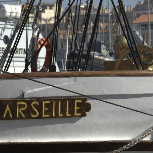 Voilier à Quai dans le port de Marseille