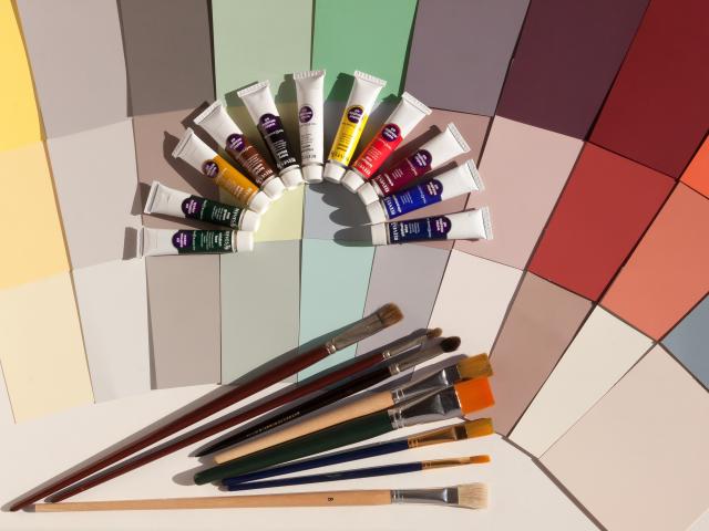 Pinceaux et tubes de peinture colorés