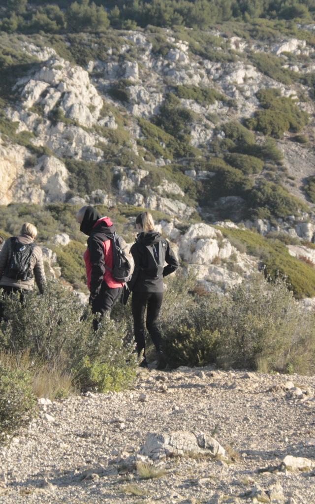 Randonneurs dans le massif des calanques