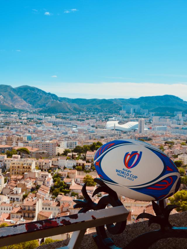 Ballon de rugby avec vue sur marseille