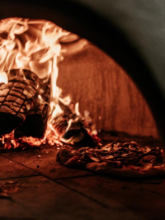 pizza devant four à bois