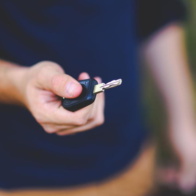 Clé de voiture dans une main