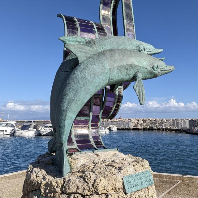 Sculpture de dauphins à Sausset Les Pins