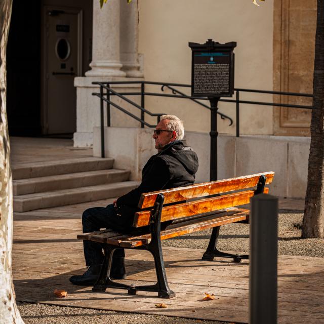 Monsieur assis sur un banc à Mazargues