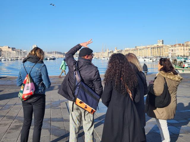 Groupe de visiteurs sur le vieux port