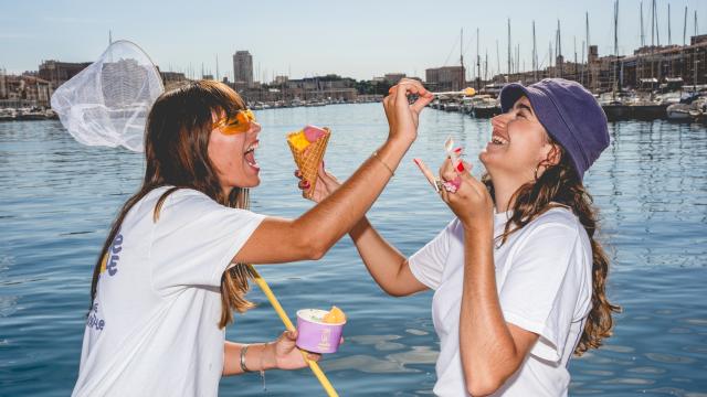 modeles en train de manger des glaces la cigale