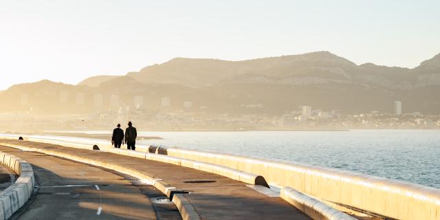 Corniche Kennedy promeneur en soirée