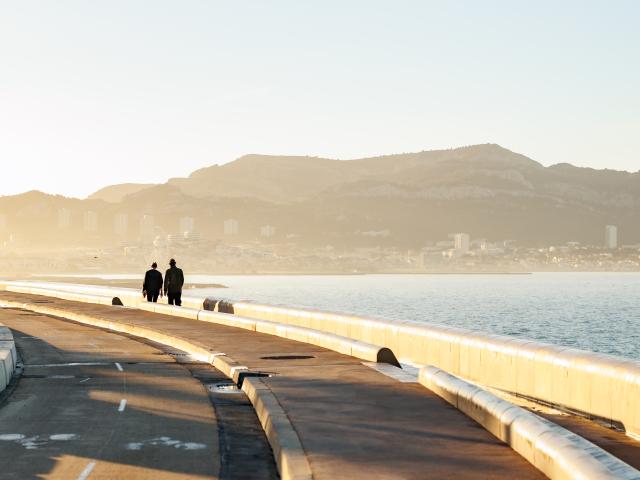 Corniche Kennedy promeneur en soirée