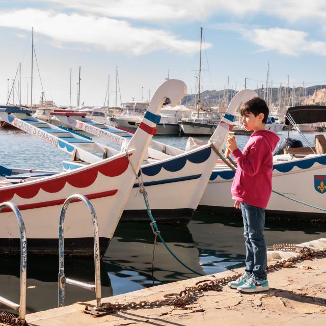 Enfant qui mange un Chichi freggi à l'Estaque à Marseille