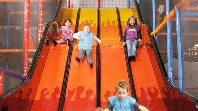 Enfants qui jouent dans un parc