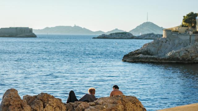 personne sur les rochers à Malmousque Marseille