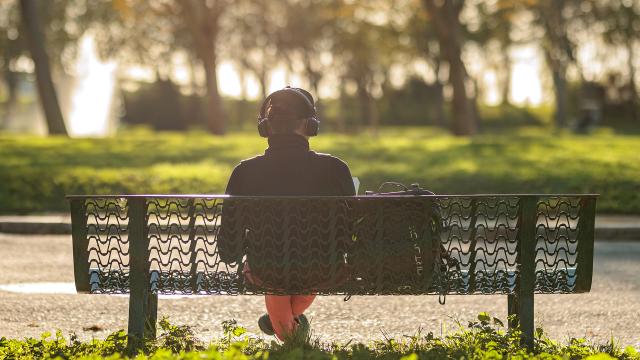 Parc Borely Marseille. Personne de dos assise sur un banc