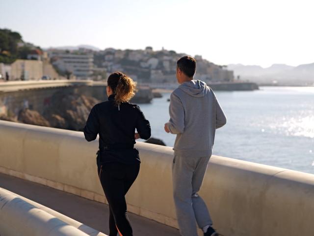 Coureurs sur la corniche