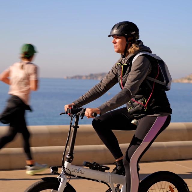 Cycliste sur la corniche