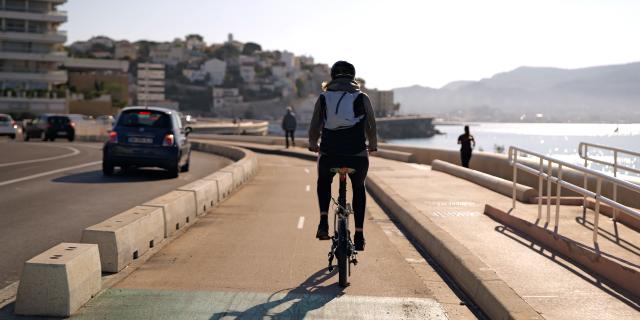 Cycliste sur la corniche