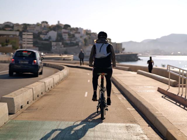 Cycliste sur la corniche