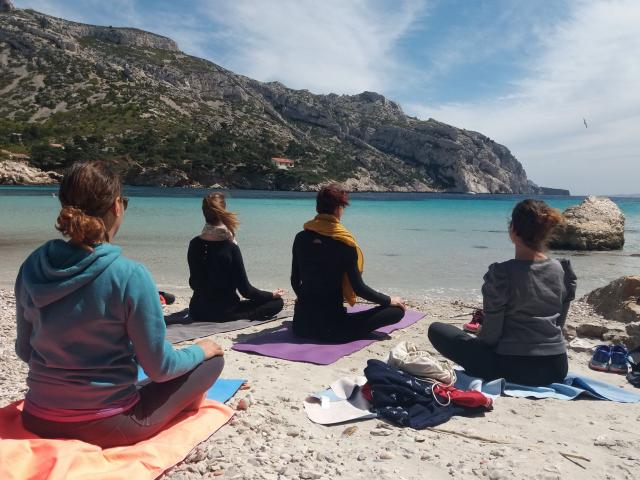 Yoga sur la plage de sormiou